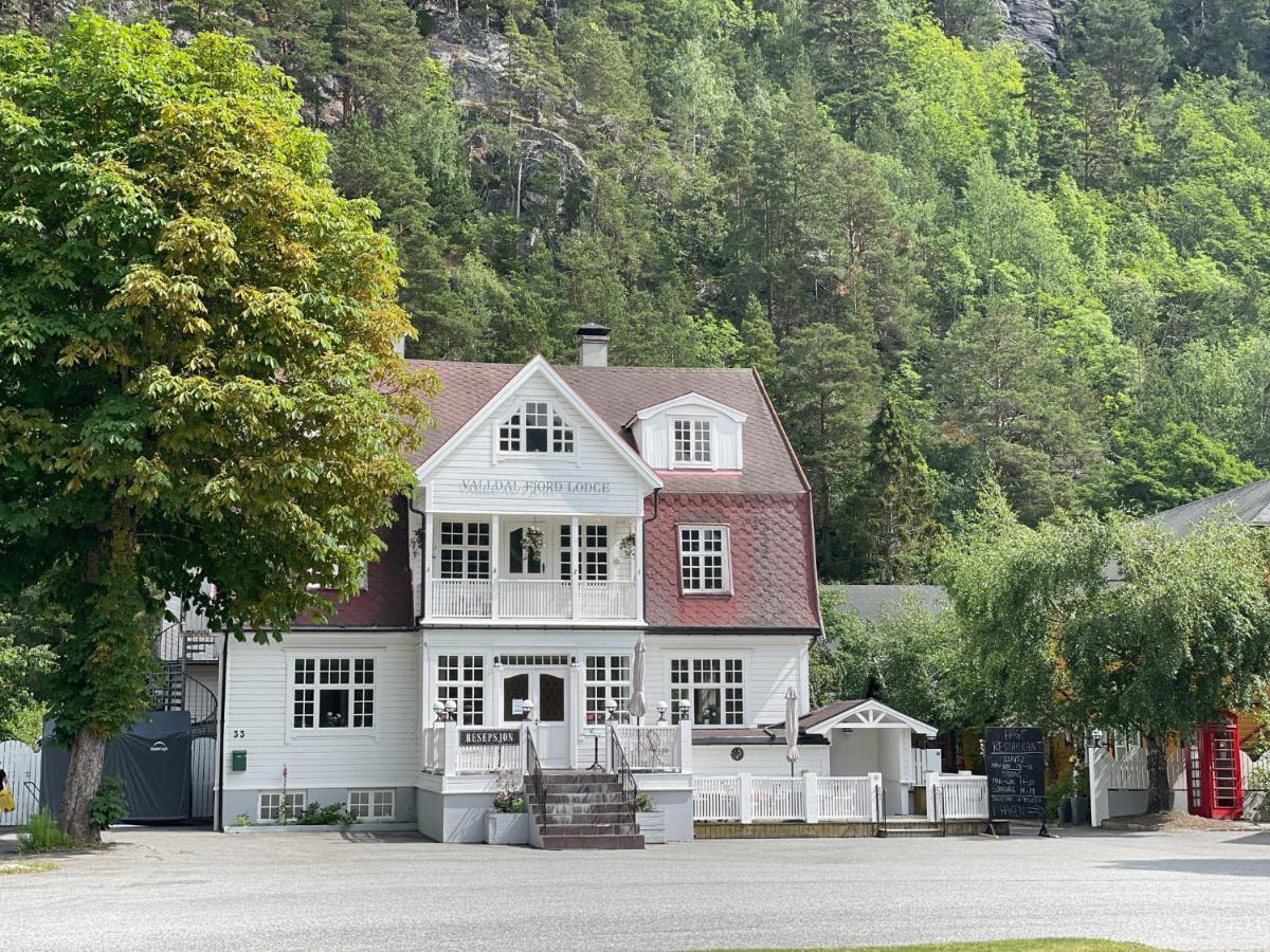 Valldal Fjord Lodge B&B エクステリア 写真